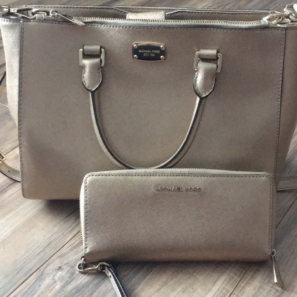 Matching purse and wristlet